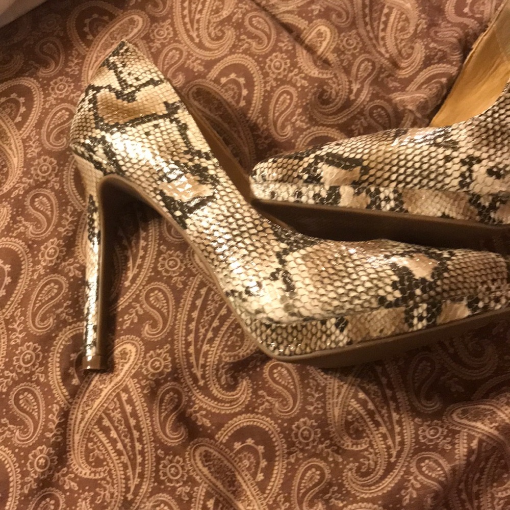 Pumps - Picture 3 of 5